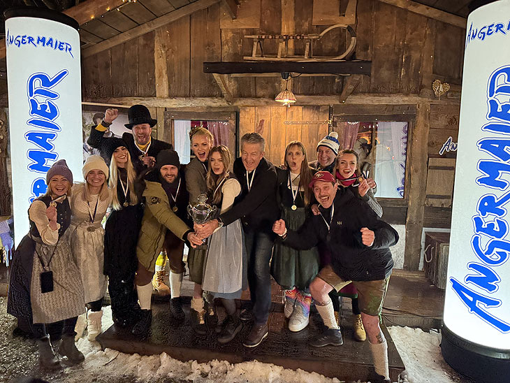 Die Siegermannschaften Platz 1-3  bei der Angermaier Eisstock-WM in Tracht am Park Cafe bei der Angermaier Eisstock-WM in Tracht am Park Cafe (©Foto: Martin Schmitz)